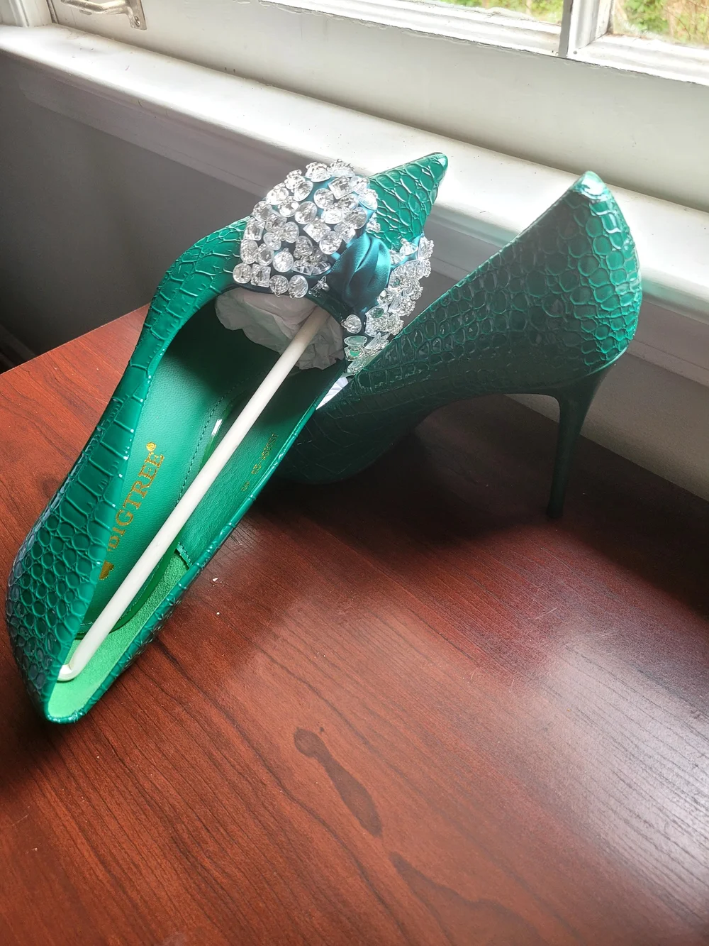 Bigtree Emerald Green Pointed Heels with Crystal Bow Accent
